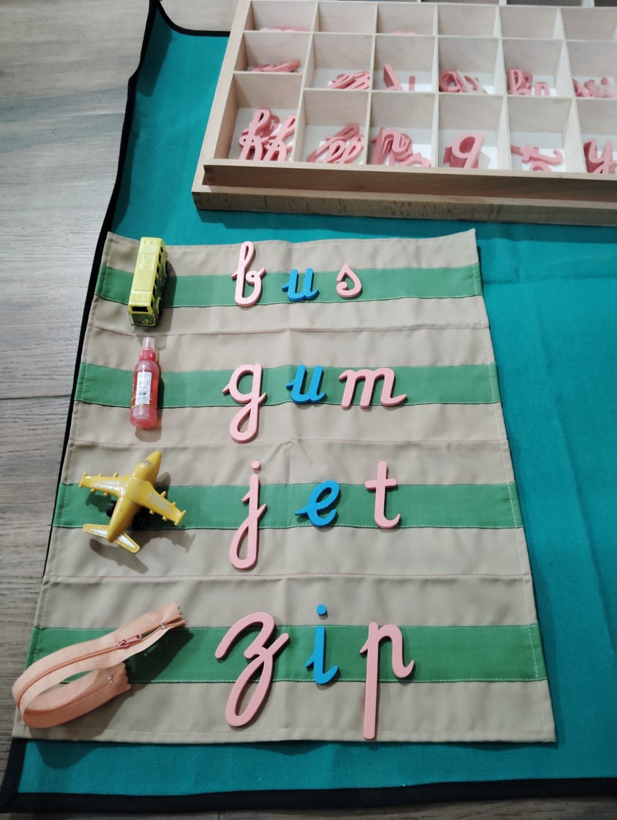 Building words with the movable alphabet and objects